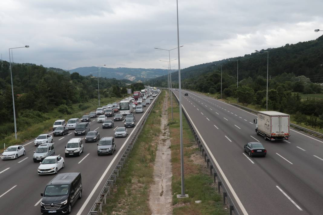 Bolu geçişi resmen kilit! Tatilciler yola çıktı. Her geçen dakika artıyor - Resim: 23